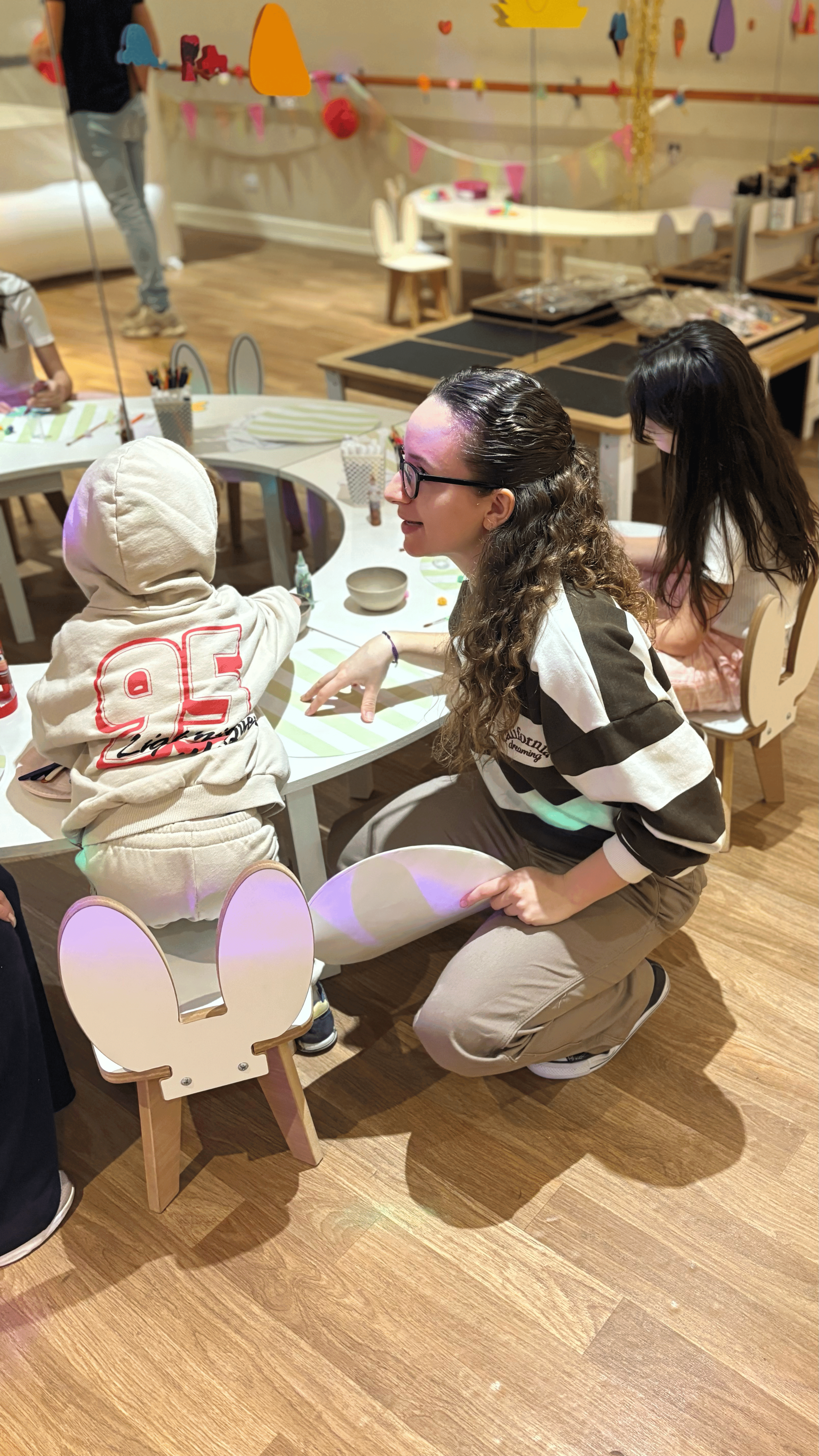 Animadora de Matica Eventos jugando con los niños.