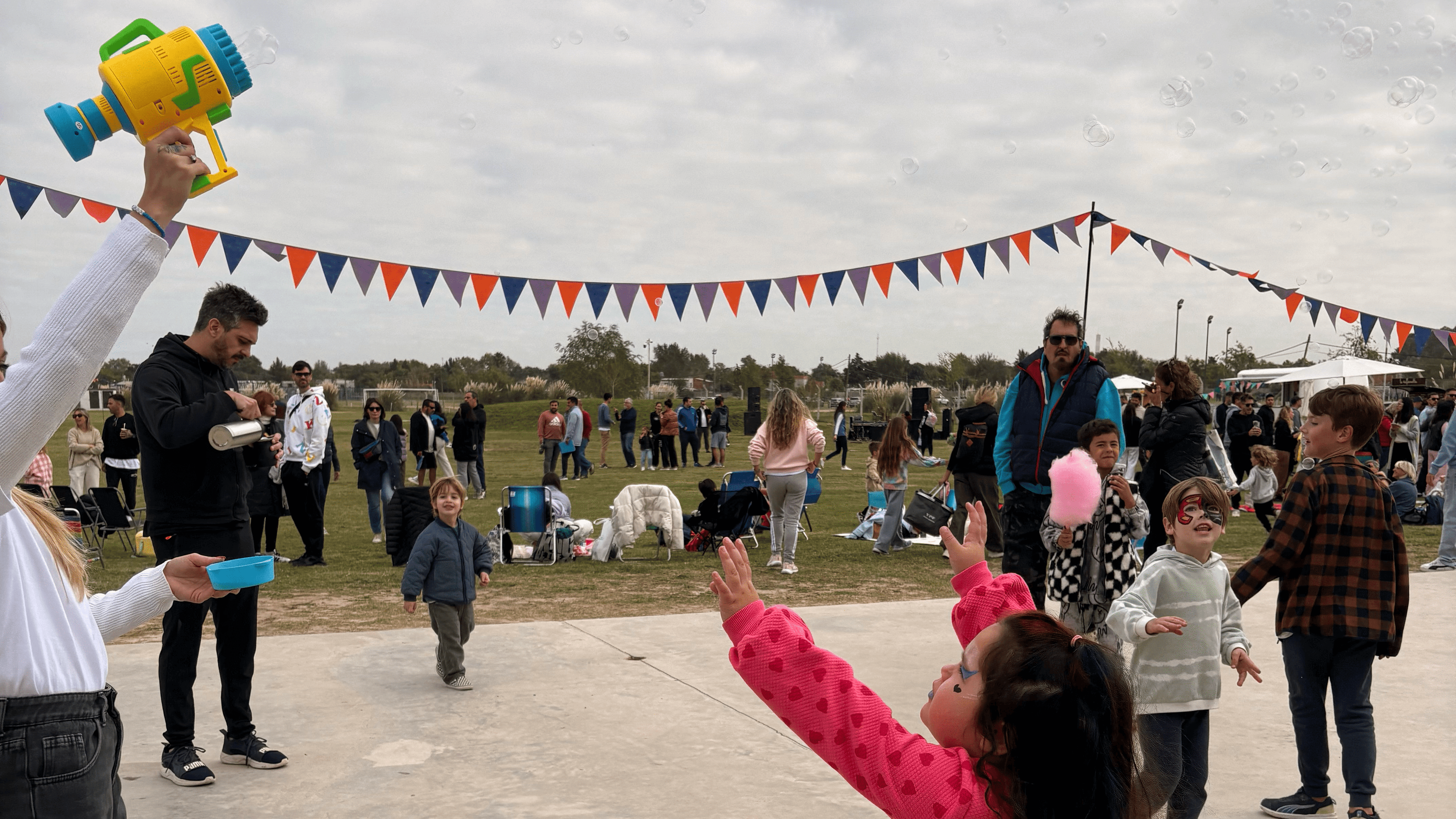 Grupo de adultos y niños jugando con una animadora de Matica Eventos.