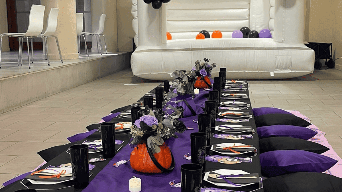 Decoración de fiesta temática estilo Halloween, colores negro, violeta y naranja.