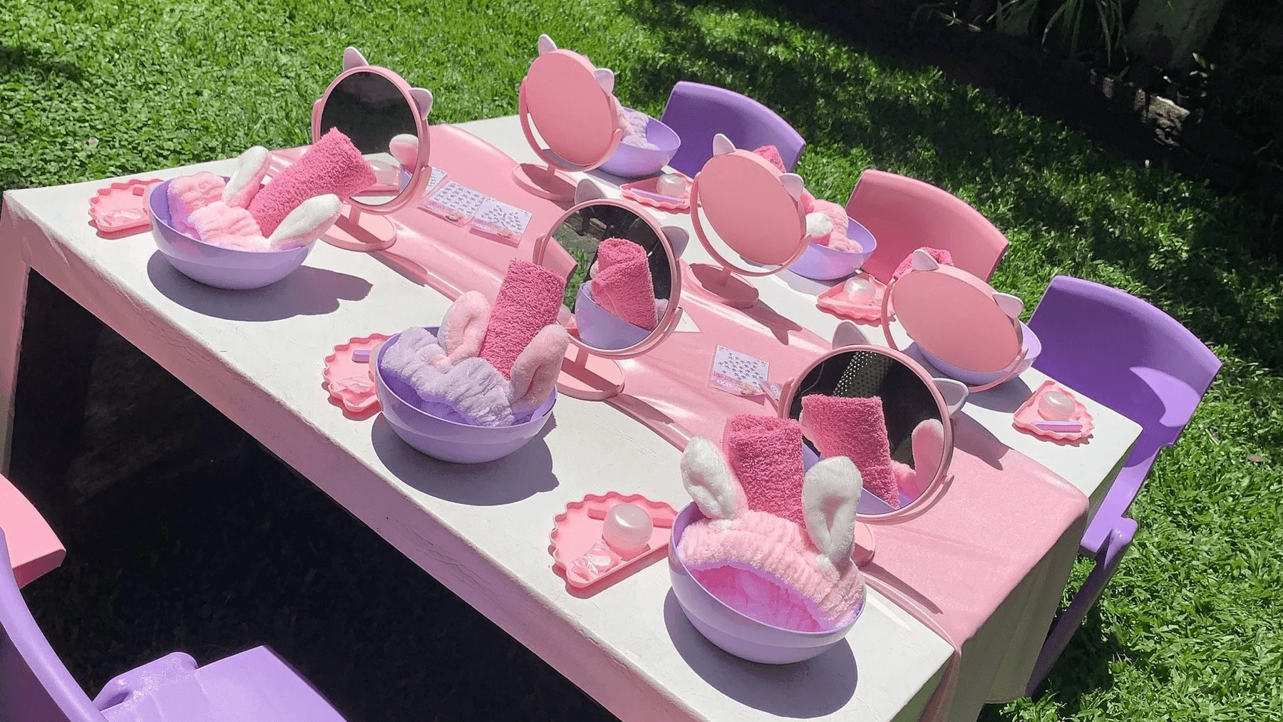 Mesa con espejos, vinchas y elementos de skin care.